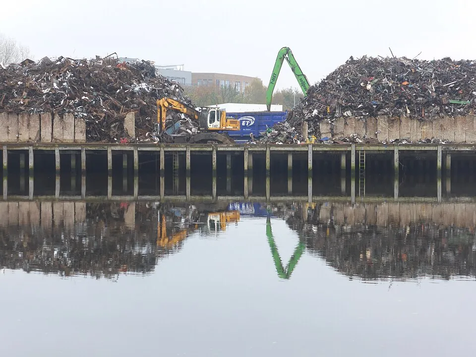 Metaalopslag aan het water